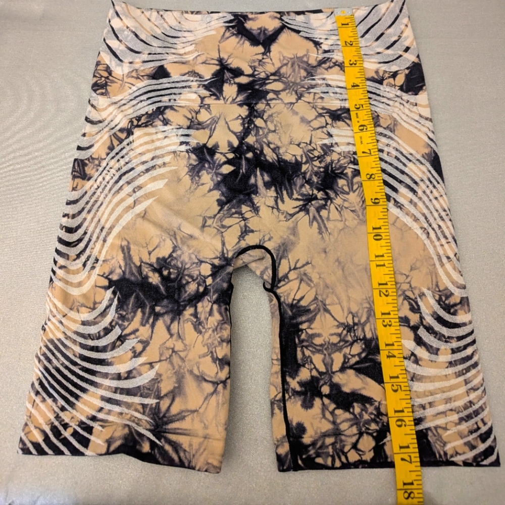 NWOT Athleta Motivate Seamless Tank & Shorts Black Tan Tie-dye Size Medium - Picture 9 of 16